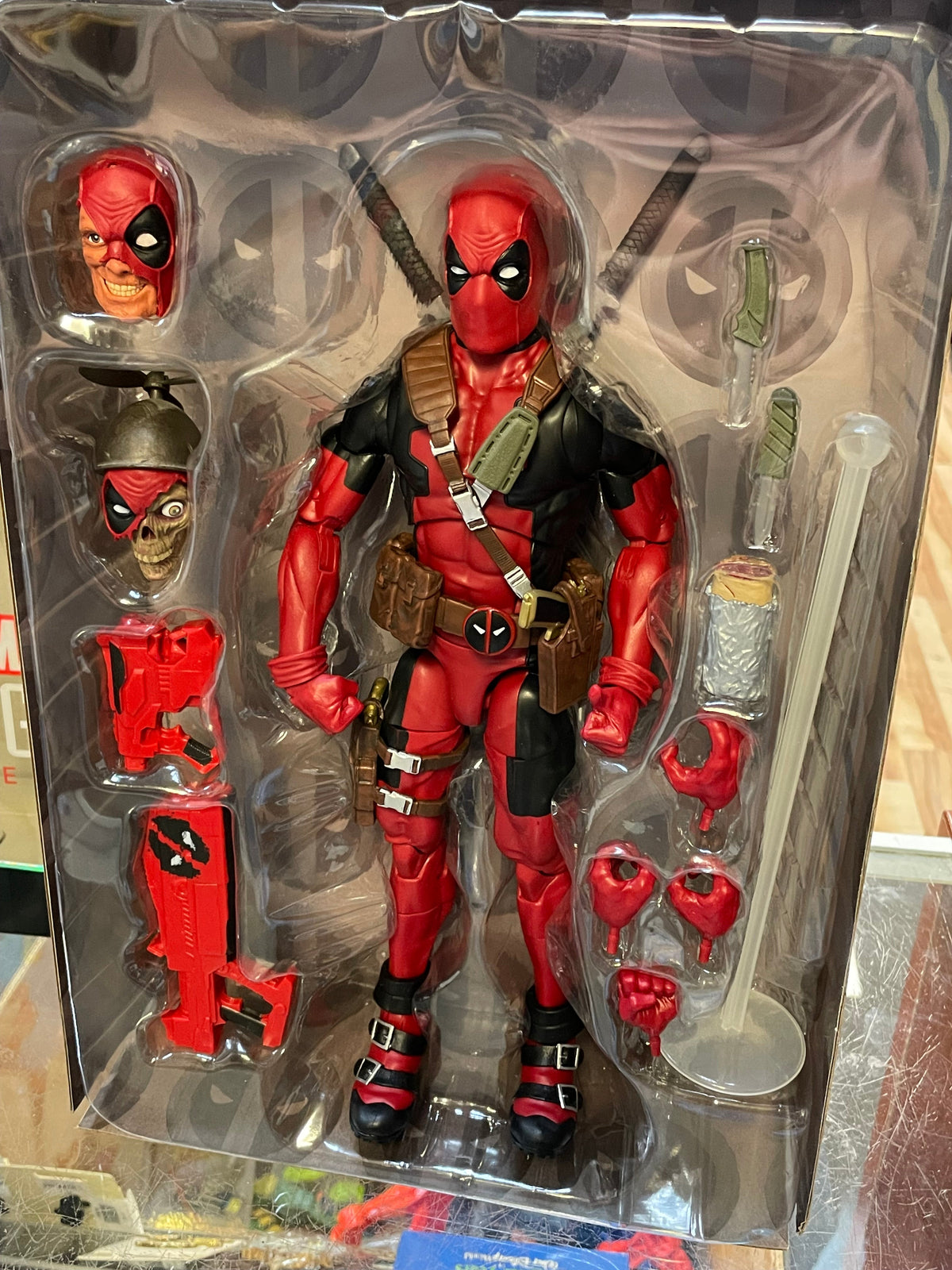 Red Suit Deadpool -Deluxe- (Marvel Legends, Hasbro) **Complete** product image 3, provided for visual reference and product