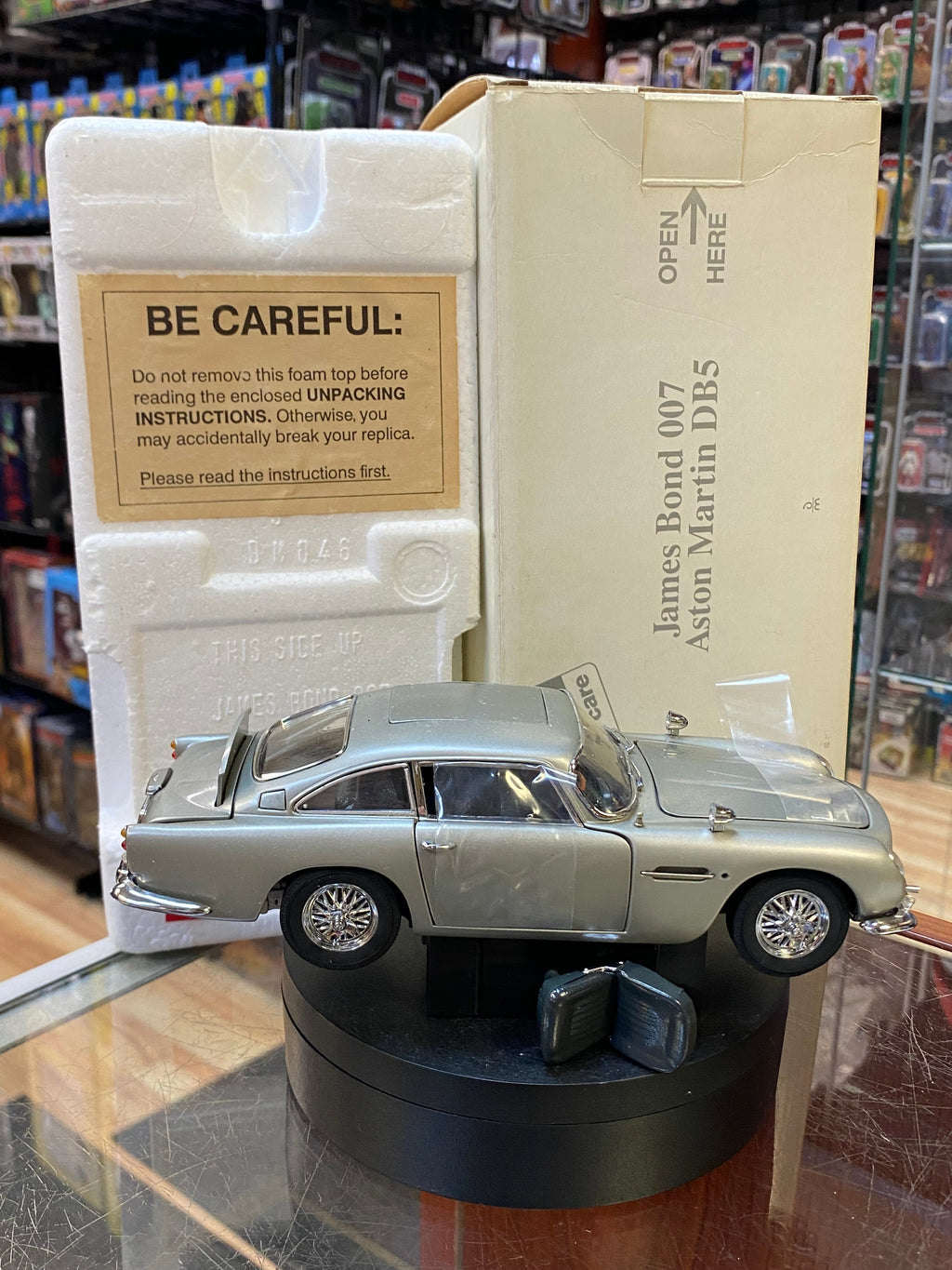 James Bond 007 Aston Martin DB5 1/24 Scale (Danbury Mint, Diecast) product image 2, provided for visual reference and