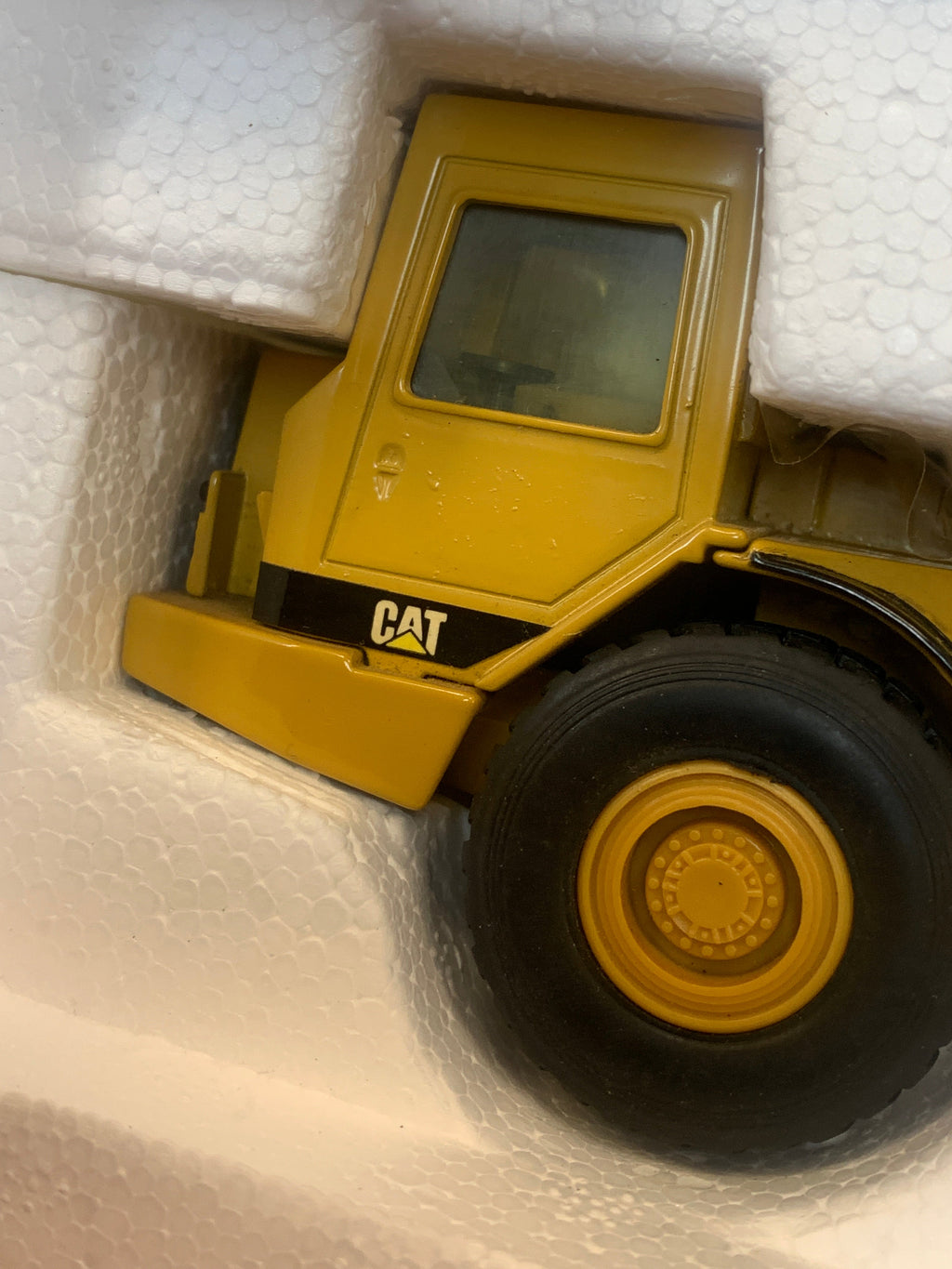 Caterpillar D350D Articulated Dump Truck 1/50 Scale ( Vintage ERTL, CAT) product image 17, provided for visual reference and