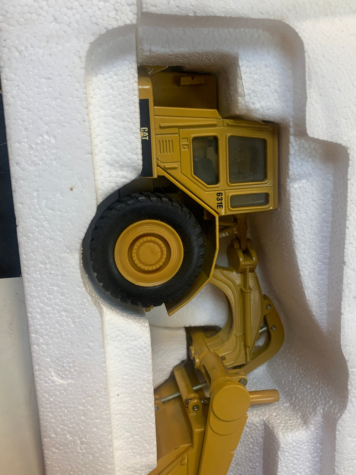Caterpillar 631E Wheel Tractor Scraper 1/50 Scale ( Vintage ERTL, CAT) product image 7, provided for visual reference and