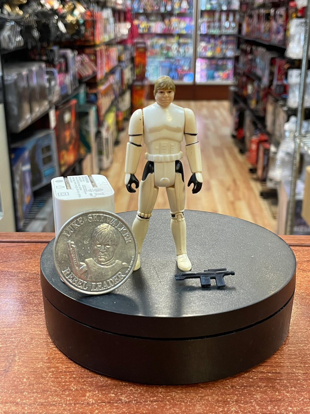 Stormtrooper Luke Skywalker with Black Blaster & Coin (Vintage Star Wars, Kenner) product image 1, provided for visual