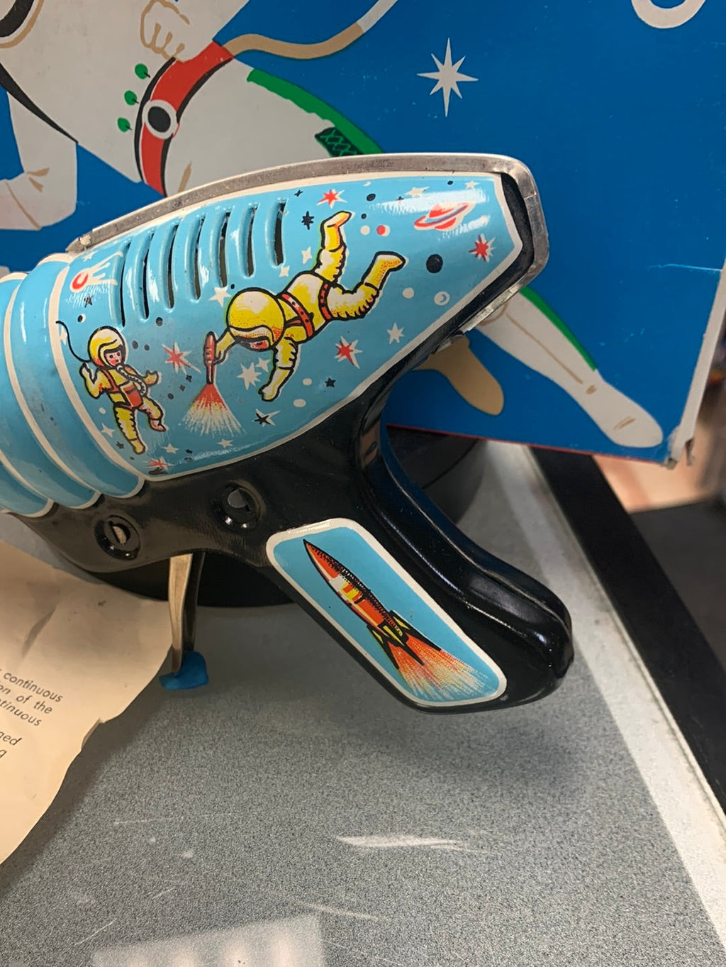 Ray Gun Space Pistol (Vintage Raketapisztoly, Tin Toy Litho) product image 4, provided for visual reference and product