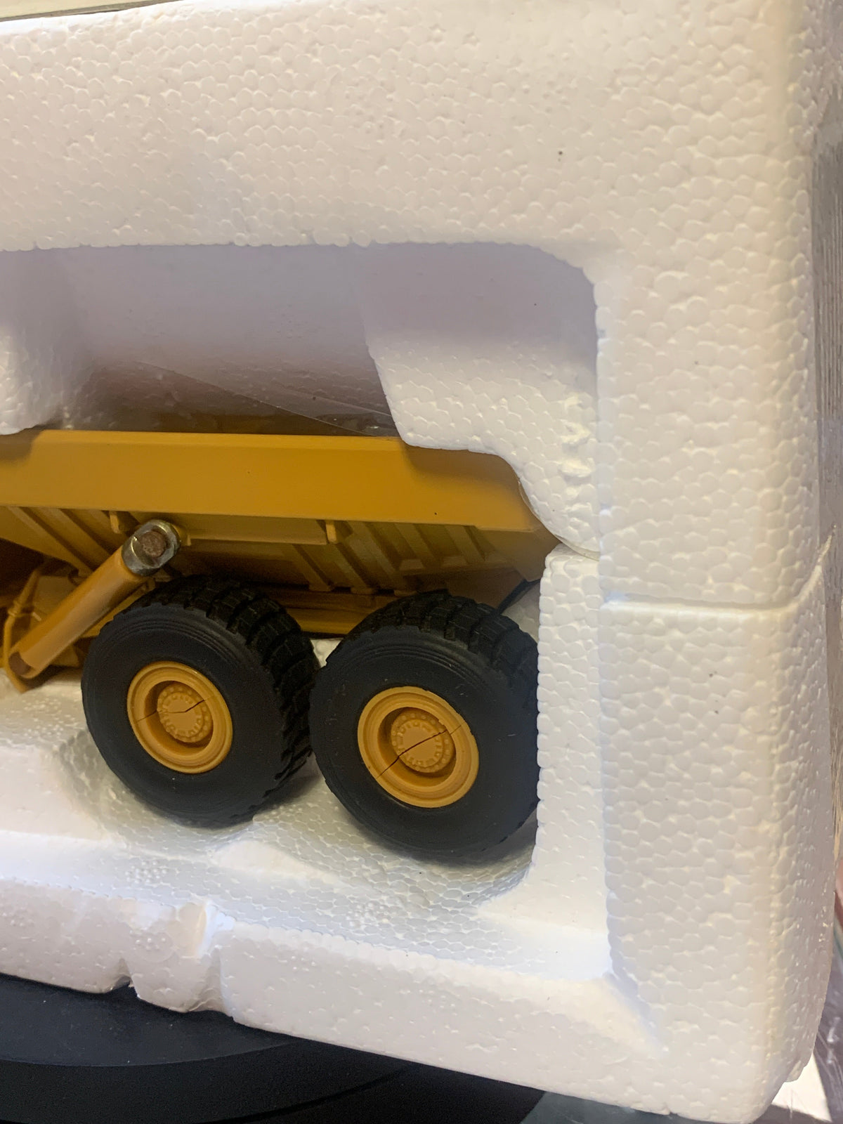 Caterpillar D350D Articulated Dump Truck 1/50 Scale ( Vintage ERTL, CAT) product image 7, provided for visual reference and