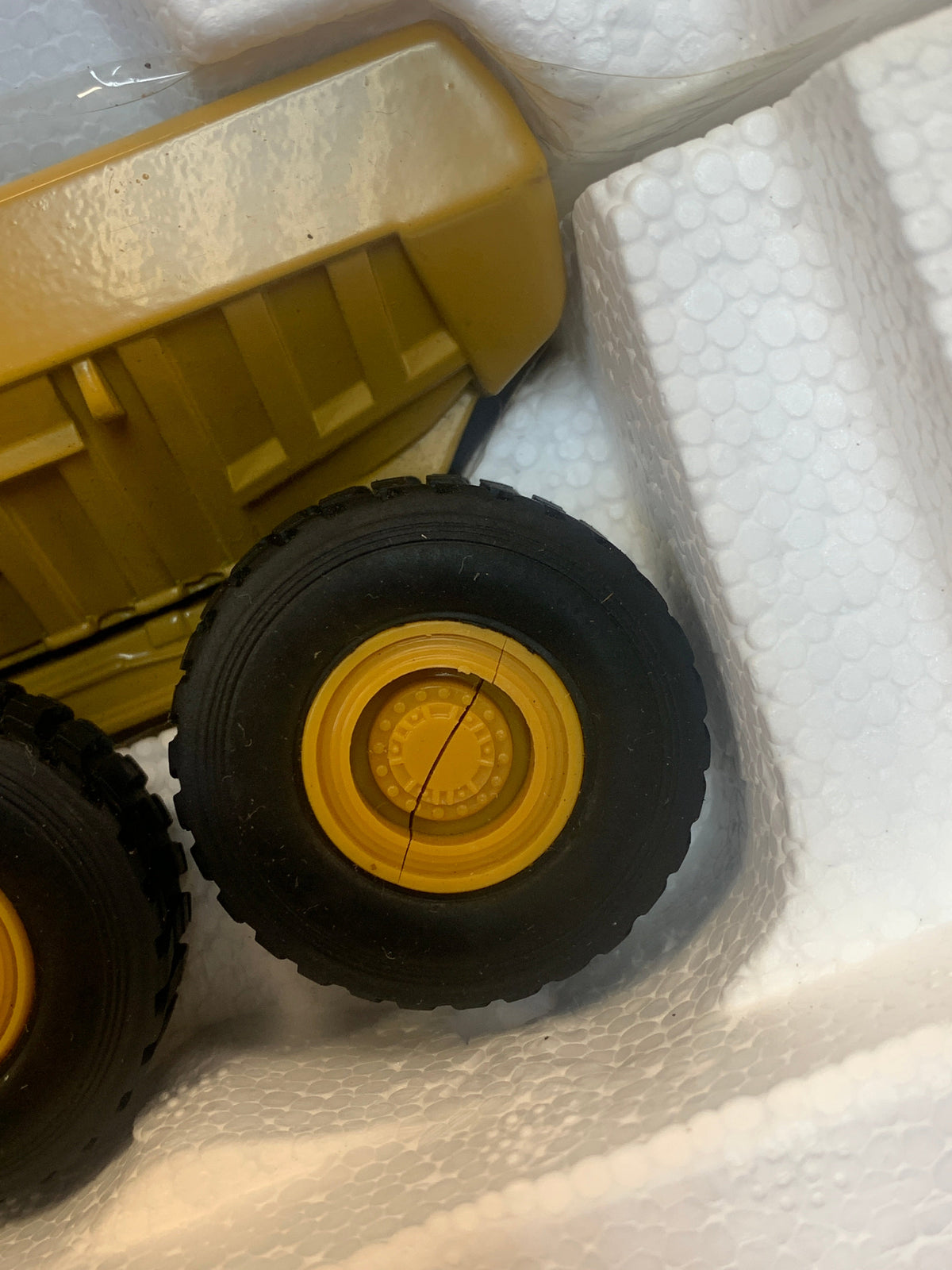 Caterpillar D350D Articulated Dump Truck 1/50 Scale ( Vintage ERTL, CAT) product image 16, provided for visual reference and