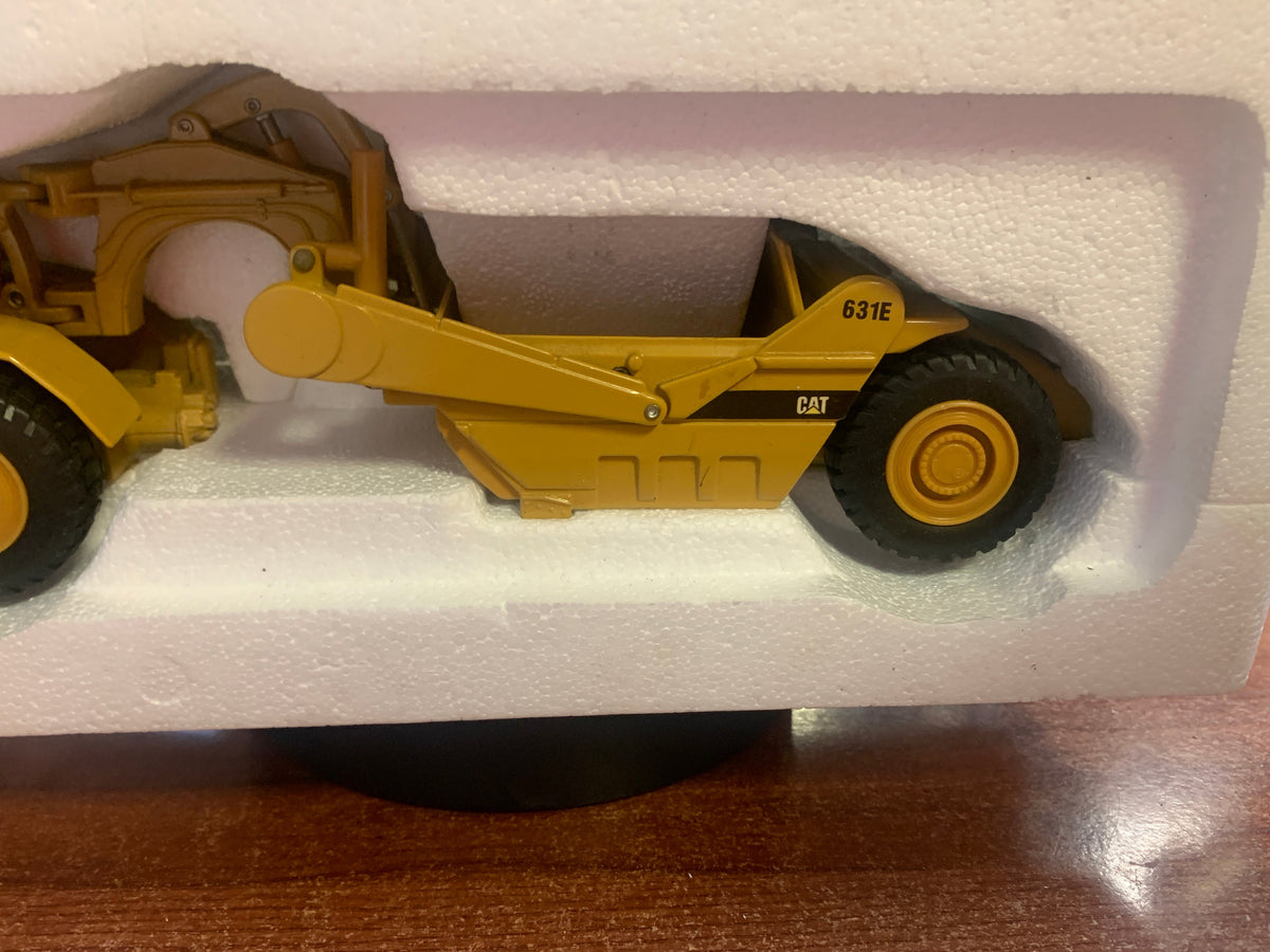 Caterpillar 631E Wheel Tractor Scraper 1/50 Scale ( Vintage ERTL, CAT) product image 3, provided for visual reference and