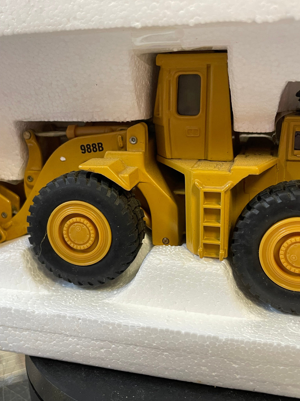 Caterpillar 988B Wheel Loader 1/50 Scale ( Vintage ERTL, CAT) product image 6, provided for visual reference and product