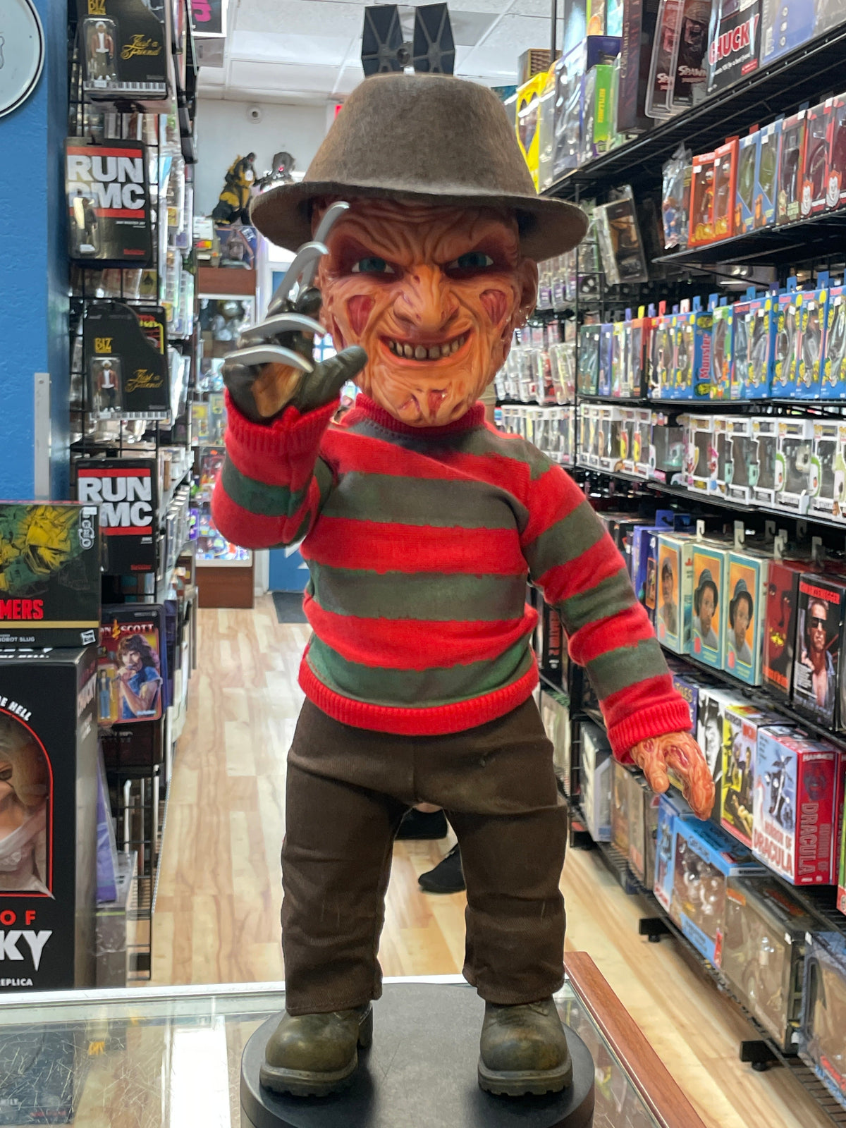 Freddy Krueger with Sound (Nightmare on Elm Street, Mezco Mega Scale) product image 1, provided for visual reference and