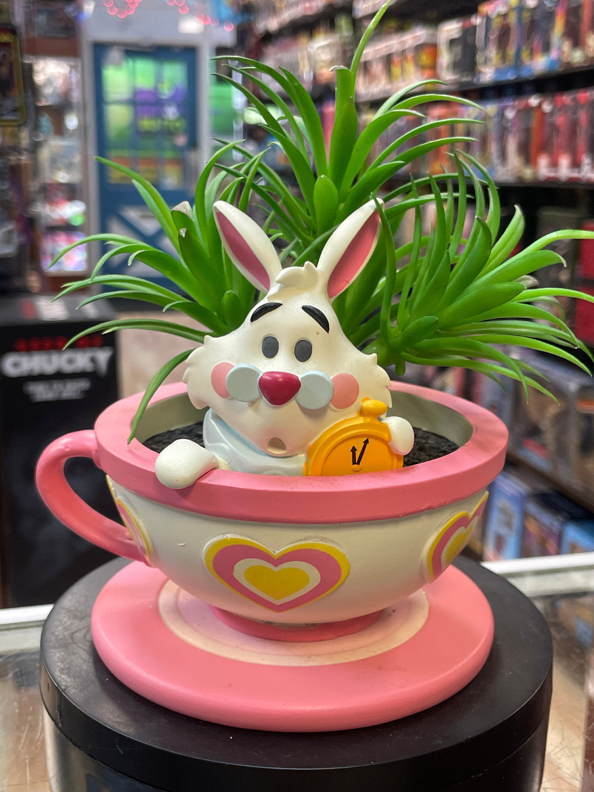 White Rabbit attraction Plant Statue (Walt Disney, Alice In Wonderland) product image 1, provided for visual reference and