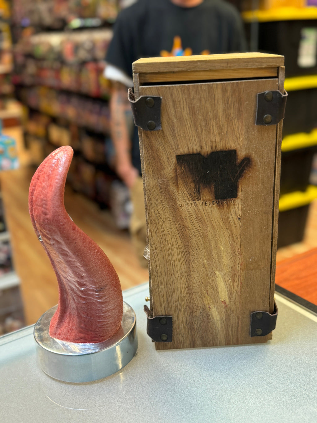 2002 MTV LatinoAmericana Music Award VMA Authentic Tongue Award product image 5, provided for visual reference and product