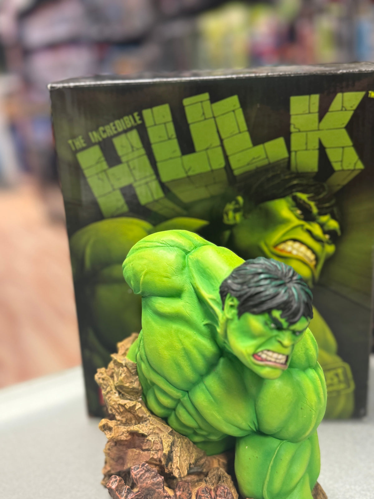 Incredible Hulk Resin Bust Statue (Marvel, Diamond Select) open Box product image 2, provided for visual reference and