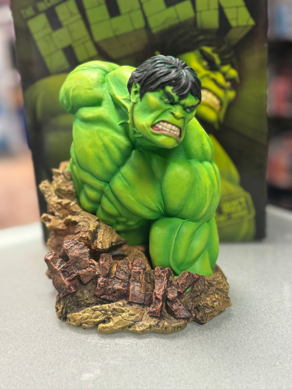 Incredible Hulk Resin Bust Statue (Marvel, Diamond Select) open Box product image 4, provided for visual reference and