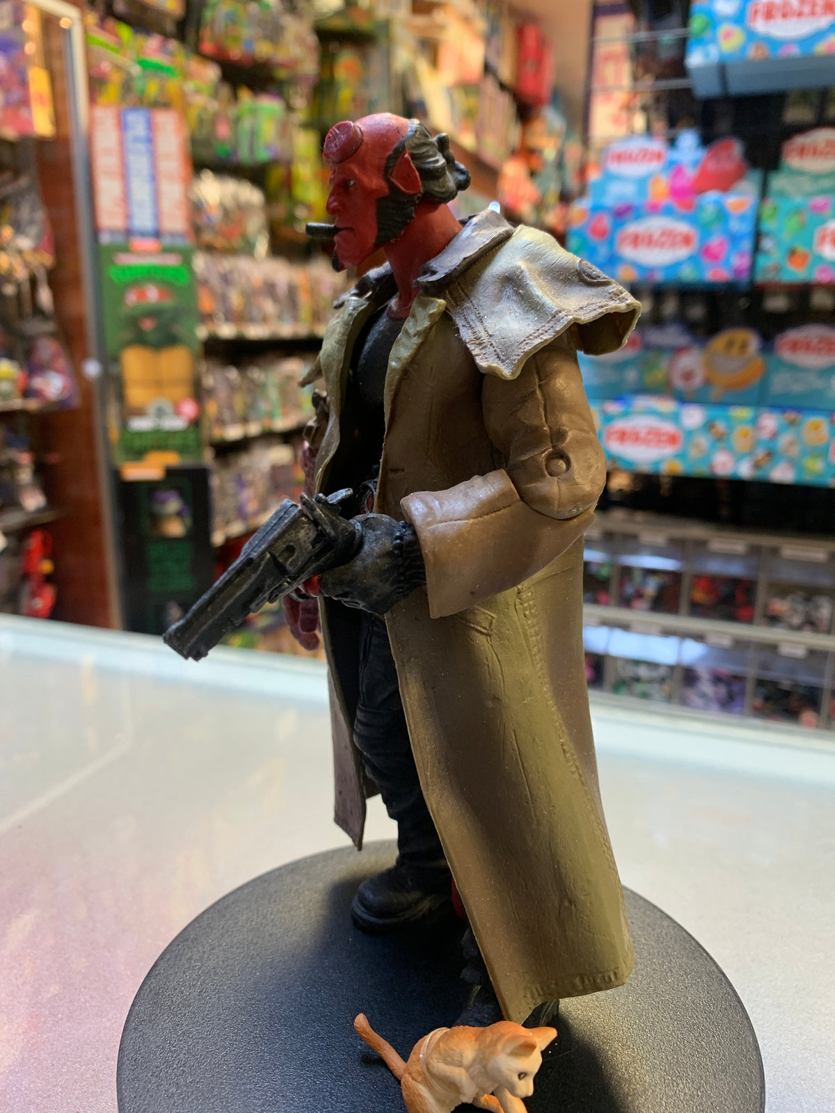 Hellboy with Accessories (Hellboy, Mezco) product image 4, provided for visual reference and product detail review