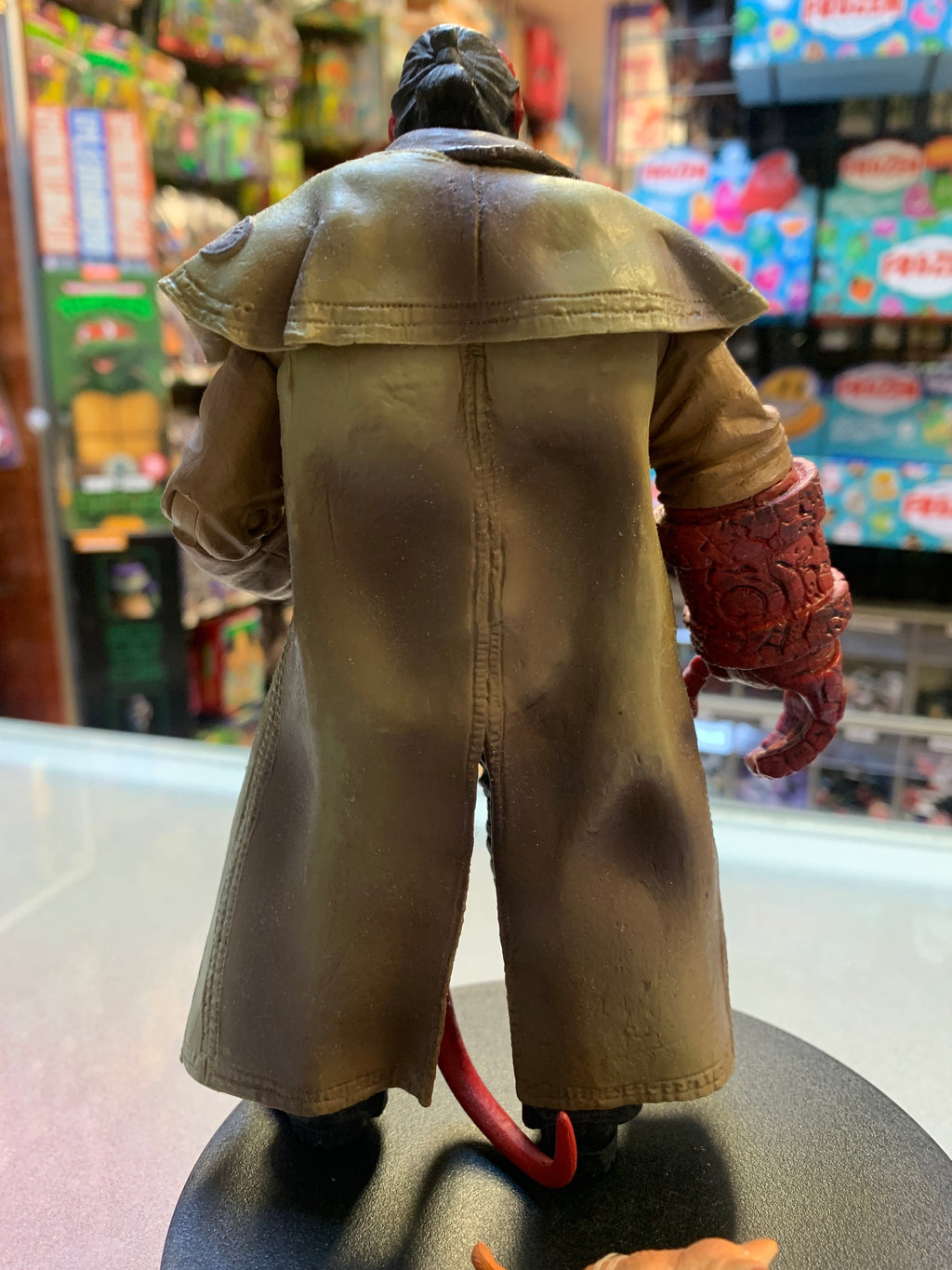Hellboy with Accessories (Hellboy, Mezco) product image 5, provided for visual reference and product detail review