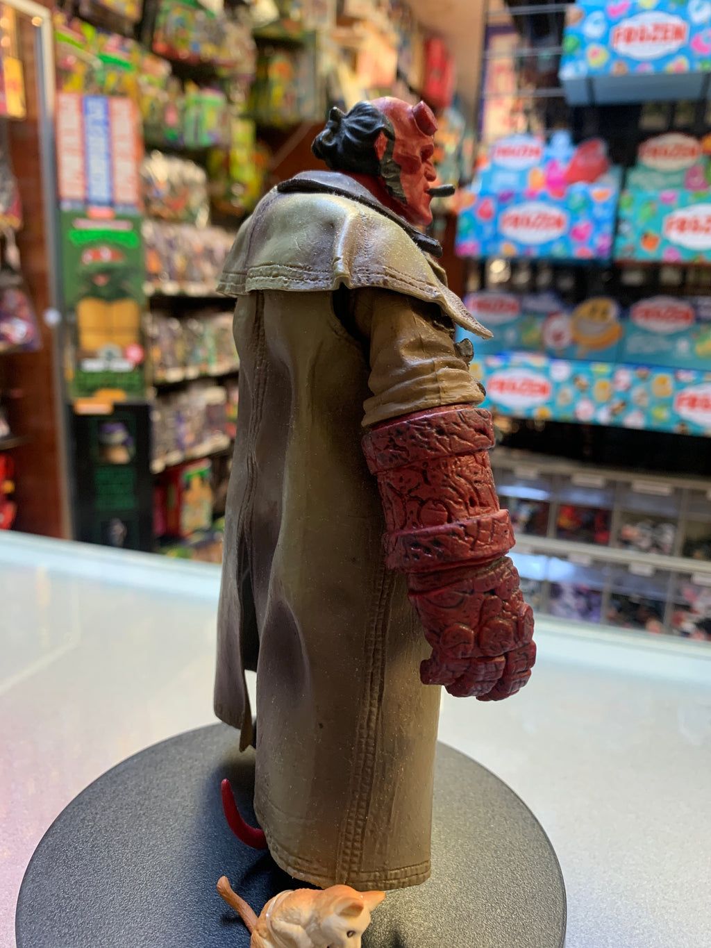 Hellboy with Accessories (Hellboy, Mezco) product image 6, provided for visual reference and product detail review