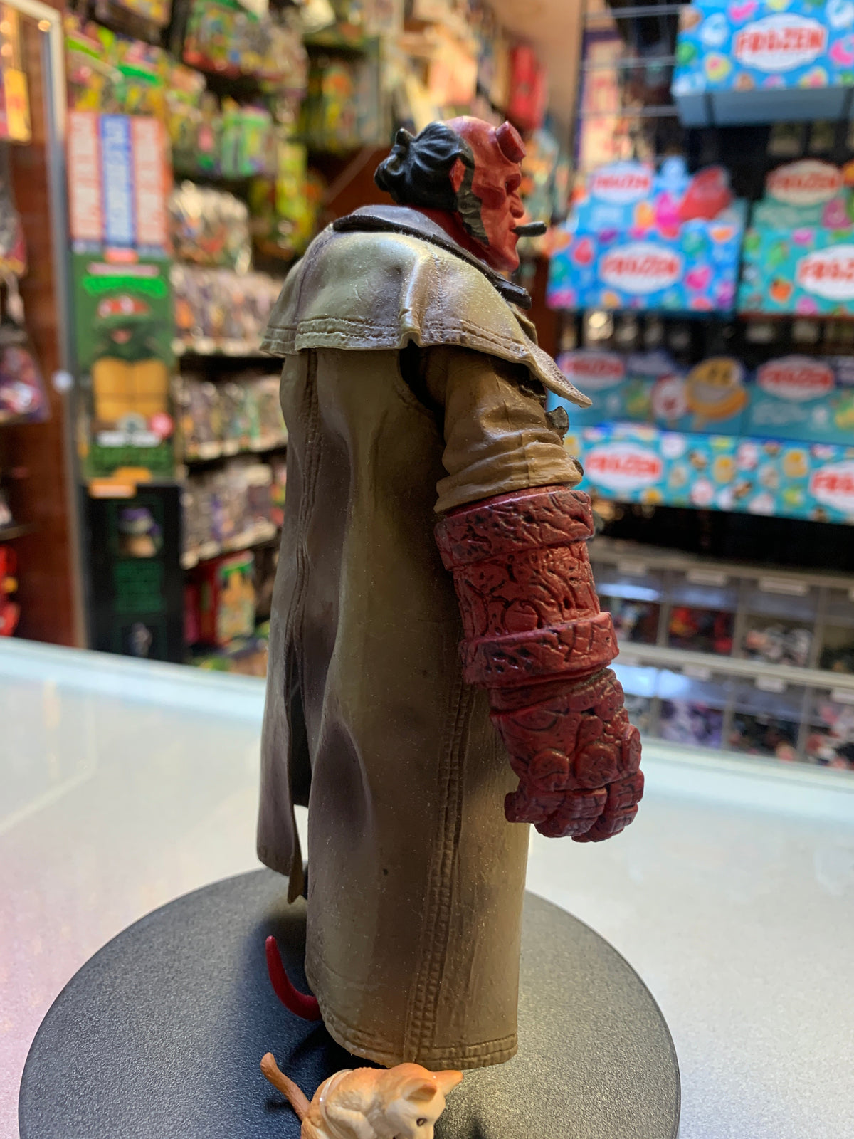 Hellboy with Accessories (Hellboy, Mezco) product image 6, provided for visual reference and product detail review