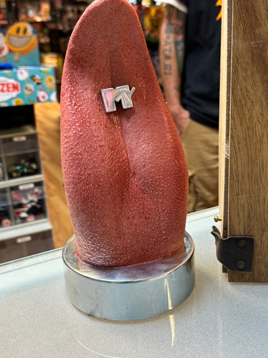 2002 MTV LatinoAmericana Music Award VMA Authentic Tongue Award product image 3, provided for visual reference and product