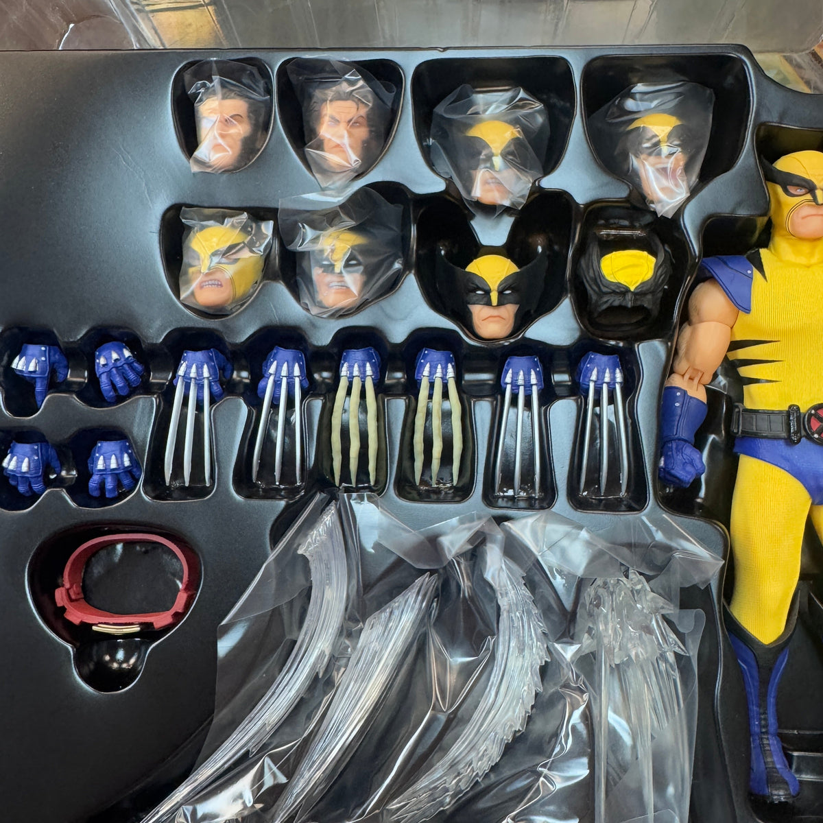 Wolverine Deluxe Edition (Marvel, Mezco One:12) Complete product image 7, provided for visual reference and product detail