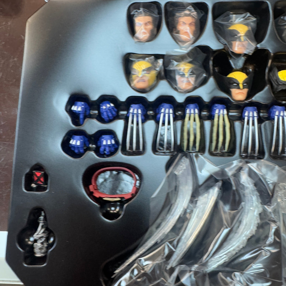 Wolverine Deluxe Edition (Marvel, Mezco One:12) Complete product image 8, provided for visual reference and product detail