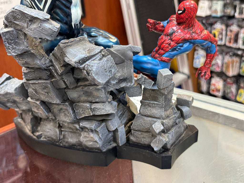 Spider-Man vs Venom Diorama Statue (Vintage Bowen Designs, Marvel) **No Box** product image 4, provided for visual reference