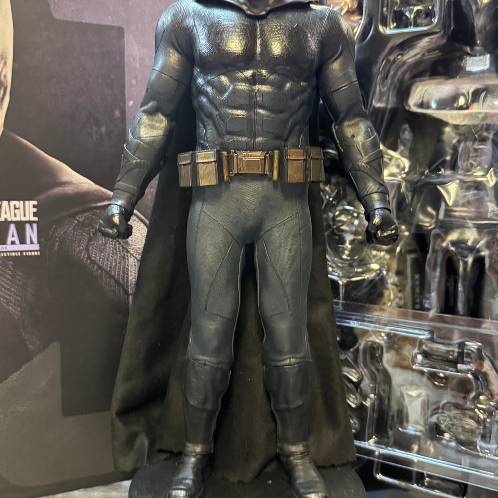 Batman Justice League Deluxe 1/6 MMS 456 (DC, Batman, Hot Toys) COMPLETE product image 3, provided for visual reference and