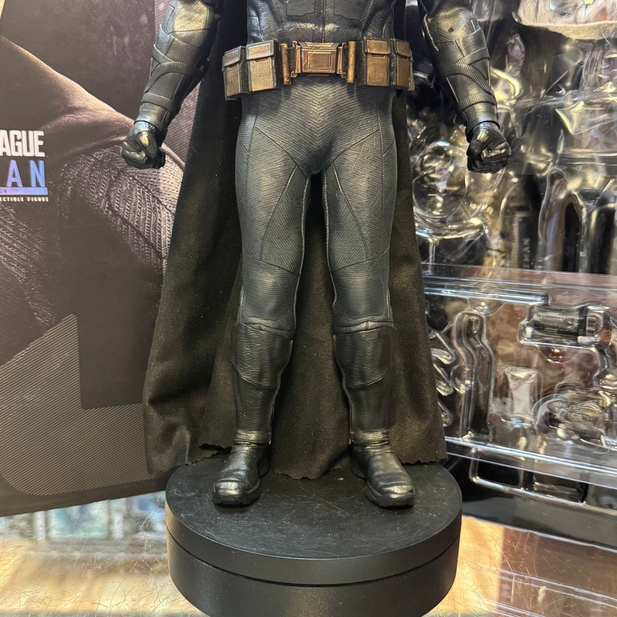 Batman Justice League Deluxe 1/6 MMS 456 (DC, Batman, Hot Toys) COMPLETE product image 4, provided for visual reference and