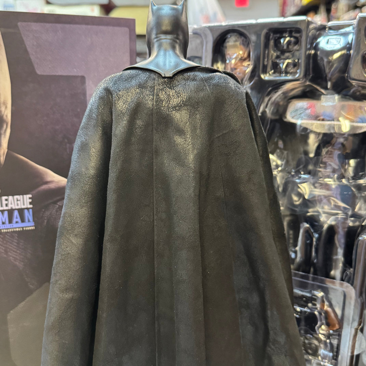 Batman Justice League Deluxe 1/6 MMS 456 (DC, Batman, Hot Toys) COMPLETE product image 8, provided for visual reference and