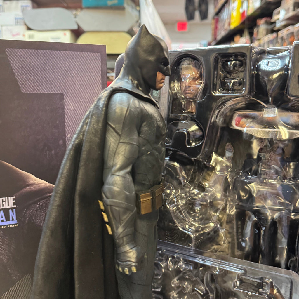Batman Justice League Deluxe 1/6 MMS 456 (DC, Batman, Hot Toys) COMPLETE product image 10, provided for visual reference and