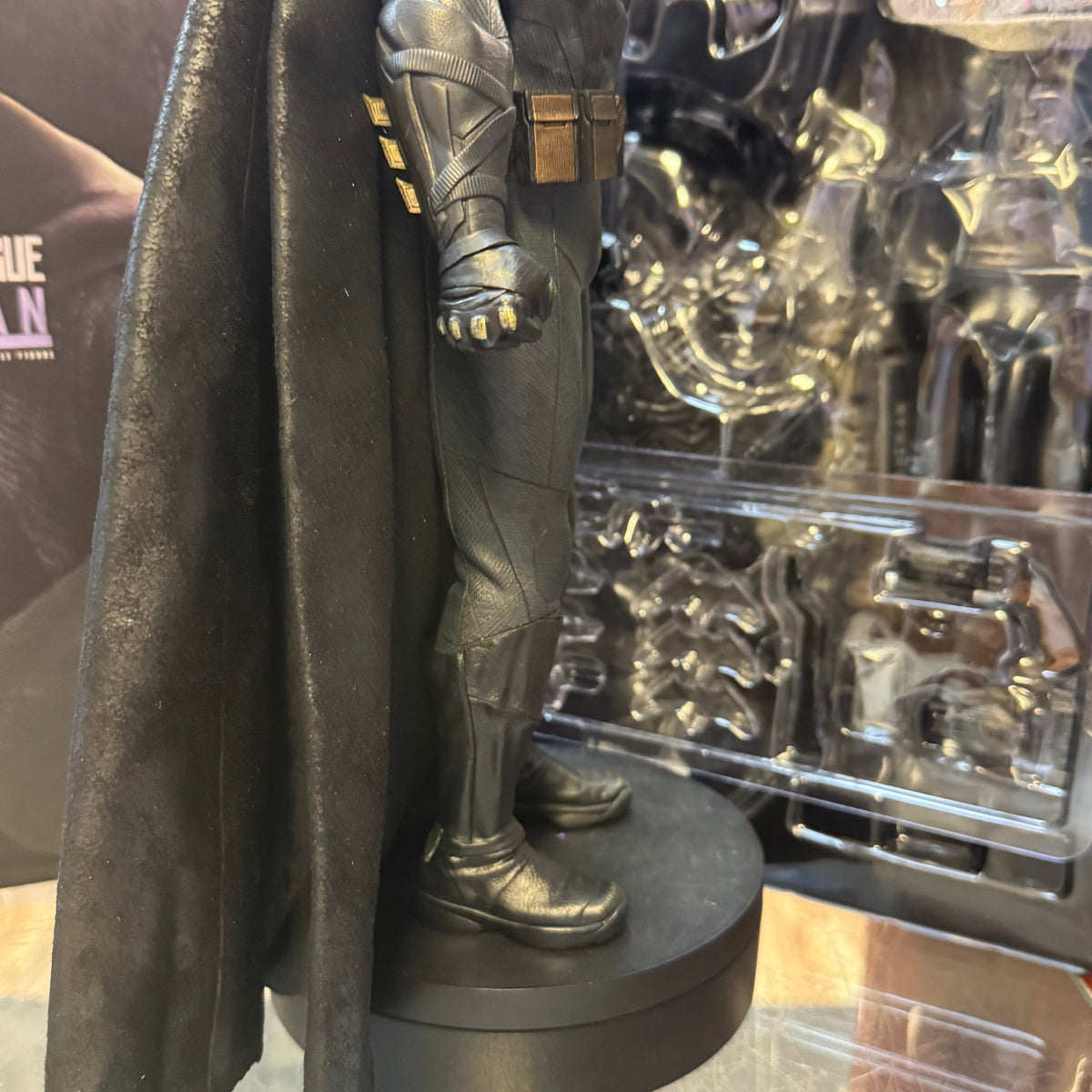 Batman Justice League Deluxe 1/6 MMS 456 (DC, Batman, Hot Toys) COMPLETE product image 11, provided for visual reference and