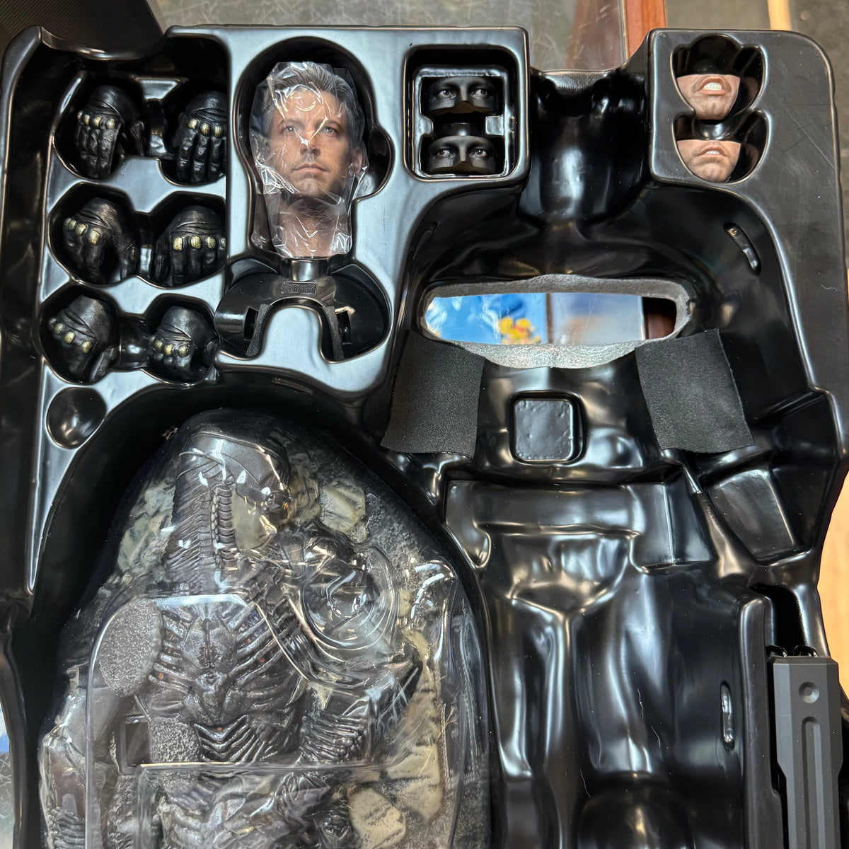 Batman Justice League Deluxe 1/6 MMS 456 (DC, Batman, Hot Toys) COMPLETE product image 12, provided for visual reference and