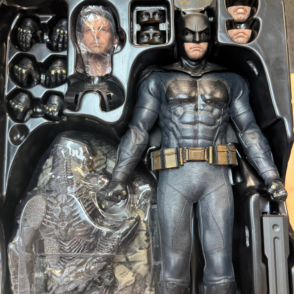 Batman Justice League Deluxe 1/6 MMS 456 (DC, Batman, Hot Toys) COMPLETE product image 17, provided for visual reference and