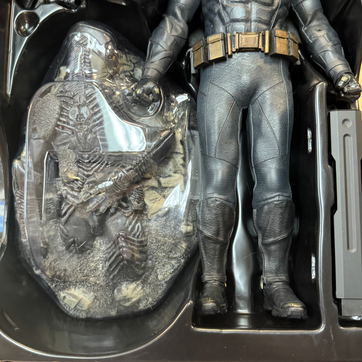 Batman Justice League Deluxe 1/6 MMS 456 (DC, Batman, Hot Toys) COMPLETE product image 18, provided for visual reference and