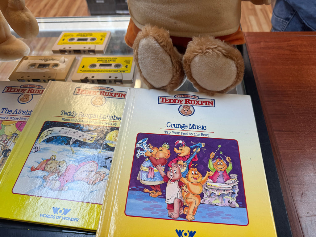 Teddy Ruxpin & Grubby Lot with Books 0946 (Vintage Teddy Ruxpin, WOW World of Wonder) product image 3, provided for visual