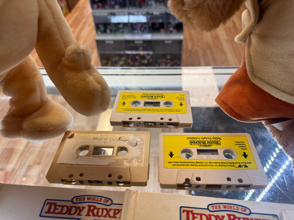Teddy Ruxpin & Grubby Lot with Books 0946 (Vintage Teddy Ruxpin, WOW World of Wonder) product image 2, provided for visual