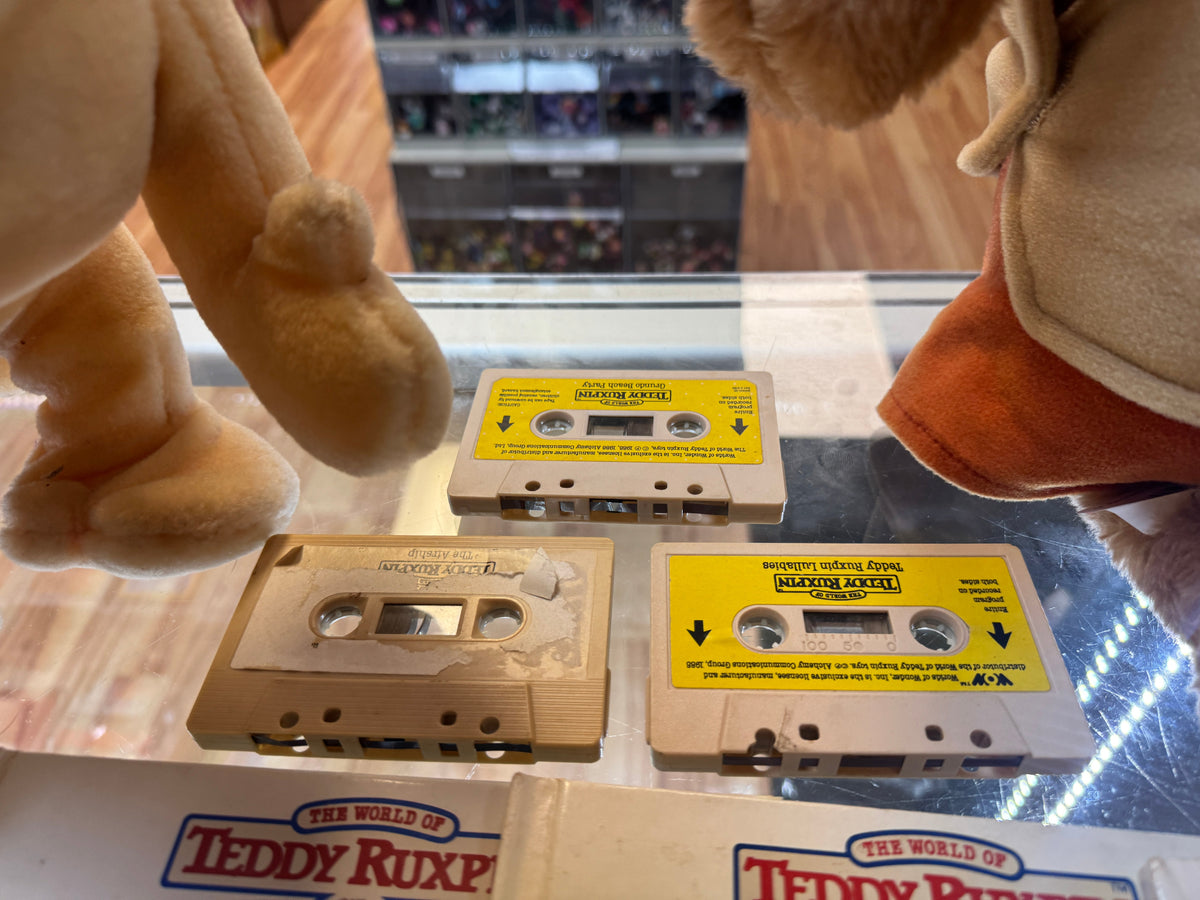Teddy Ruxpin & Grubby Lot with Books 0946 (Vintage Teddy Ruxpin, WOW World of Wonder) product image 2, provided for visual