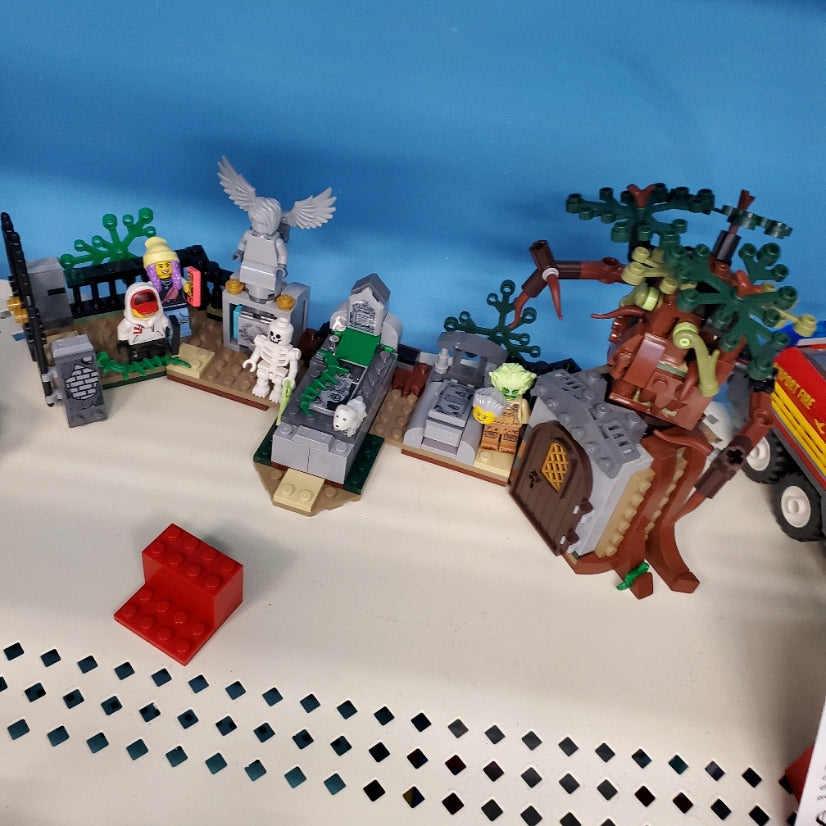 70420 LEGO Hidden Side: Graveyard Mystery (Retired) (Previously Owned)