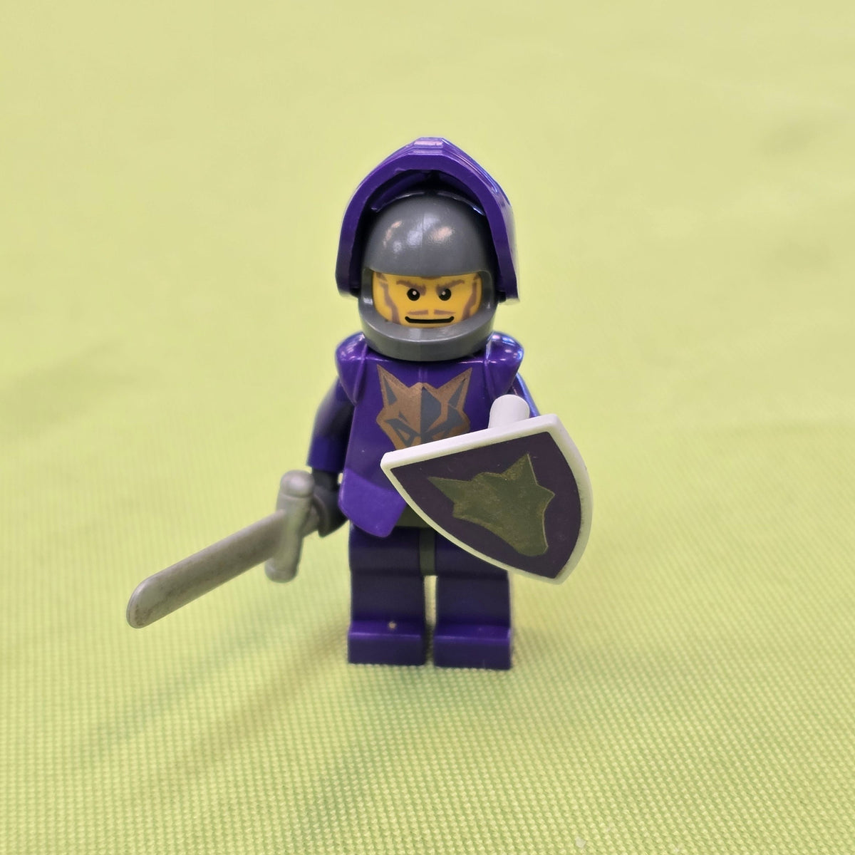 CAS269 Knights Kingdom II - Danju with Gold Pattern Armor product image 1, provided for visual reference and product detail