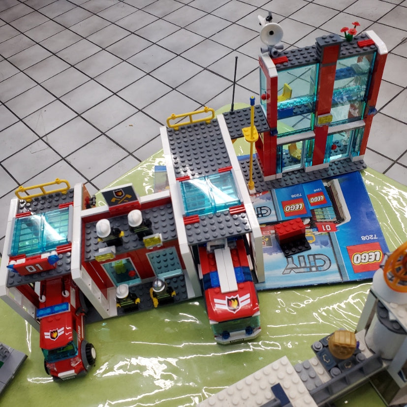 7208 LEGO City: Fire Station (Retired) (Previously Owned) product image 1, provided for visual reference and product detail