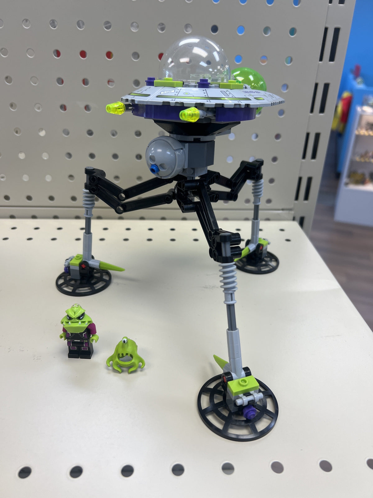 7051 LEGO Space Tripod Invader (Retired) (Previously Owned) product image 1, provided for visual reference and product