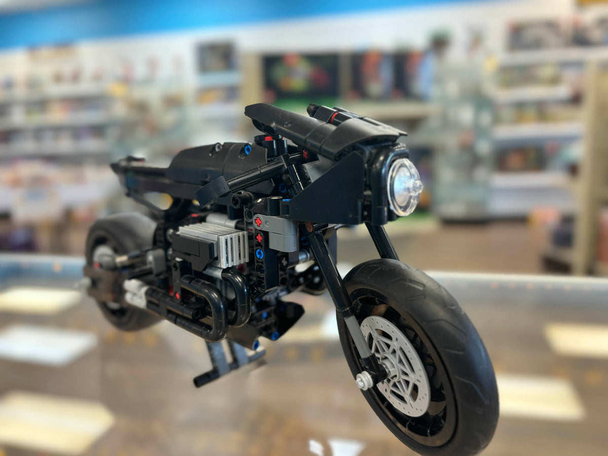42155 THE BATMAN – BATCYCLE™ (Previously Owned) product image 1, provided for visual reference and product detail review