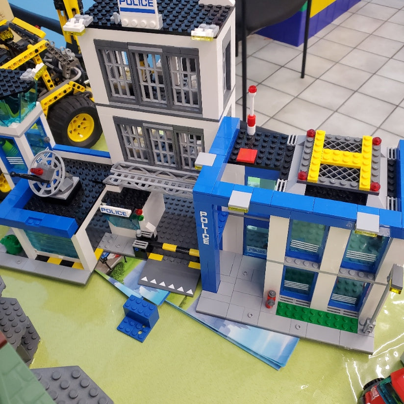 60047 LEGO City: Police Station (Retired) (Previously Owned) product image 1, provided for visual reference and product