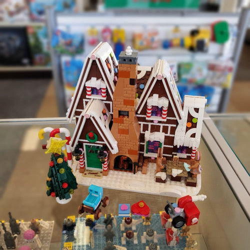 10267 Gingerbread House (Retired) (Previously Owned) product image 1, provided for visual reference and product detail review