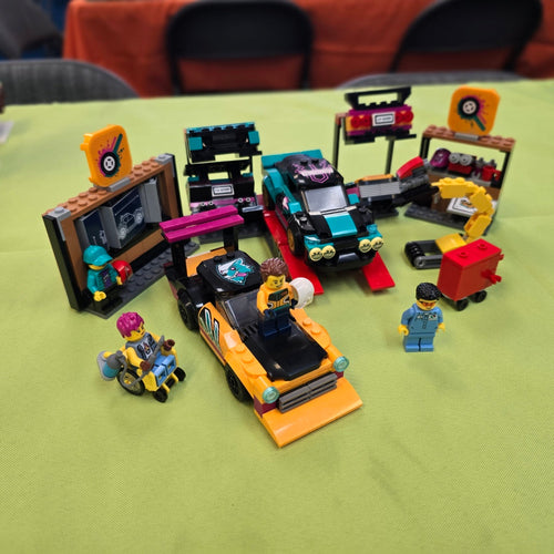 60389 LEGO City: Custom Car Garage (Previously Owned) product image 1, provided for visual reference and product detail