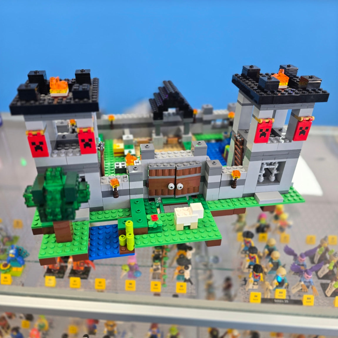 21127 The Fortress (Retired) (Previously Owned) product image 1, provided for visual reference and product detail review