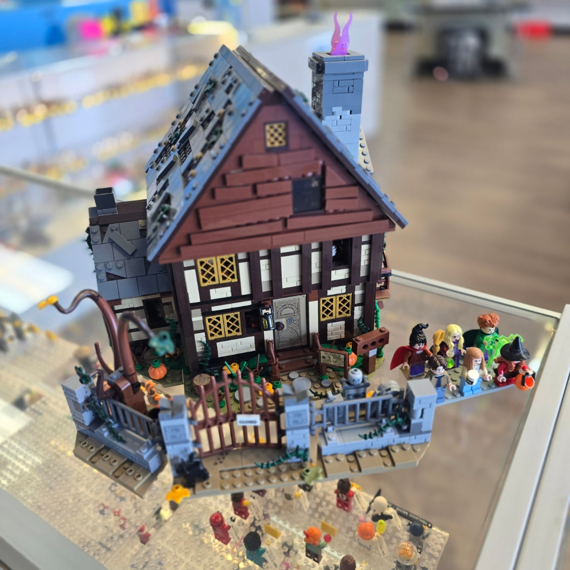21341 Disney Hocus Pocus: The Sanderson Sisters' Cottage (Previously Owned) (Retired) product image 1, provided for visual